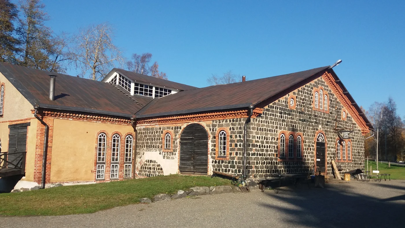 Leineperin historiallinen ruukkirakennus.